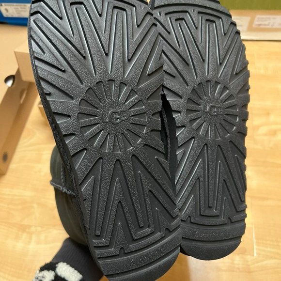 ugg classic short ii boot - Picture 3 of 7